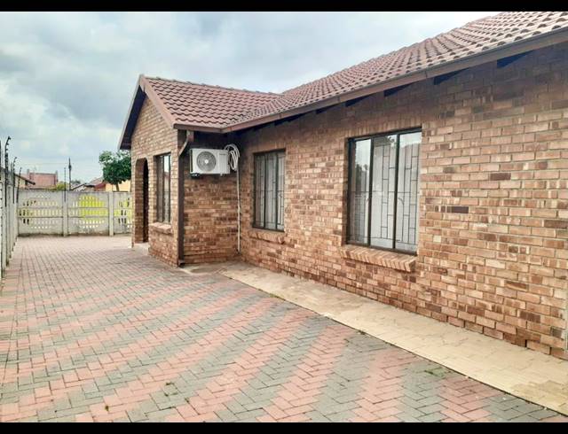 3 BEDROOM HOUSE FOR SALE IN IVY PARK